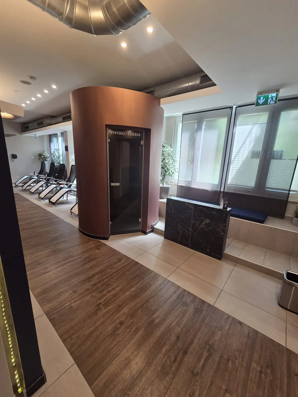 Ruhebereich mit Blick zur Physio-Therm-Kabine